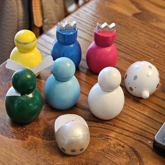 Wooden Nativity Set - 8 pcs (Missing one of the Wise Men) - Picture 2 of 2